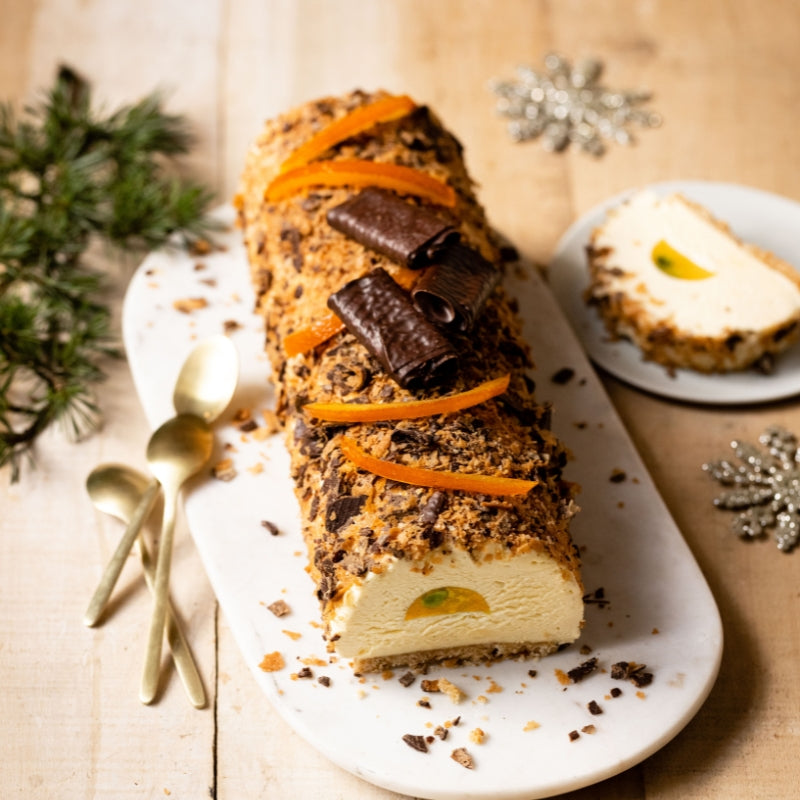 Bûche - Sablé breton aux Crêpes Dentelle Gavottes, mousse au miel de sarrasin et fève de tonka, insert gelée d’orange et pistaches