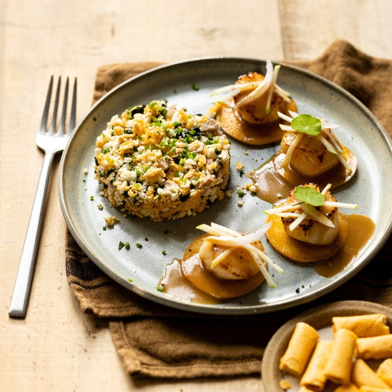 Coquille St Jacques snackée, crumble de Crêpes Fourrées Crème et Oignon de Roscoff, algue et andouille, jus de barbe de St Jacques au cidre